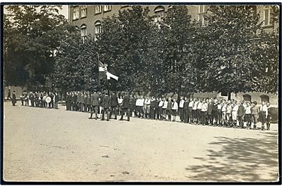 Flagparade med drenge - muligvis elever fra skole eller ungdomsforening. Fotokort u/no.