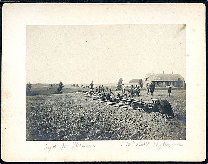 Soldater fra 10. Batl. i skyttegrav syd for Horsens under manøvre i 1904. Foto monteret på karton. 