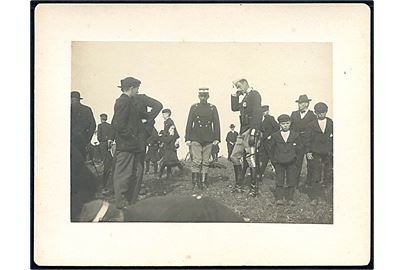 Kronprins Chr. i uniform fra Livgarden under manøvre syd for Vejle 1904. Foto monteret på karton. U/no.