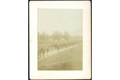 Soldater vender hjem til Viborg efter kantonnements øvelse 1904. Foto monteret på karton. U/no.
