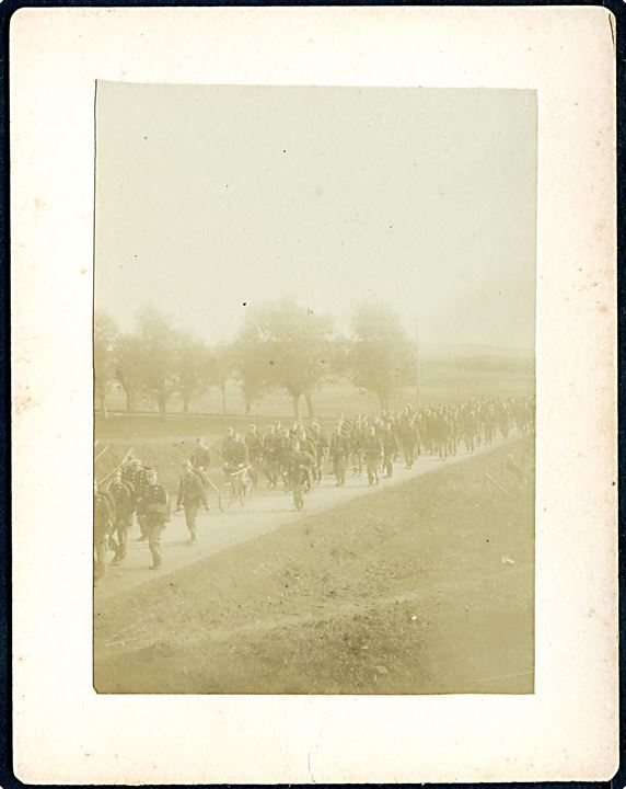 Soldater vender hjem til Viborg efter kantonnements øvelse 1904. Foto monteret på karton. U/no.