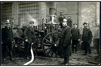 Aalborg Brandkorps med dampsprøjten, som var i brug under den store brand på Svovlsyrefabrikken. Fotokort u/no.