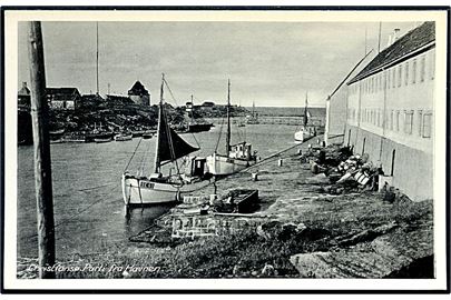 Christiansø, havnen med fiskefartøjer SE 63 og SE 70. Colberg no. 929.