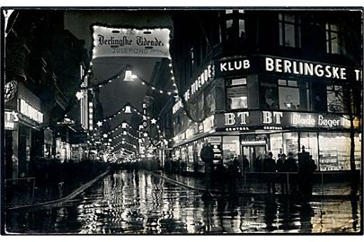 Kbh., Berlingske Tidende med juleudsmykning i aftenbelysning. Fotokort u/no.