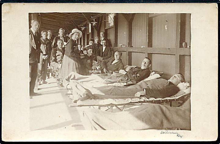 Høstblomstdagen, patienter på sanatorium. Fotograf S. V. Petersen u/no.