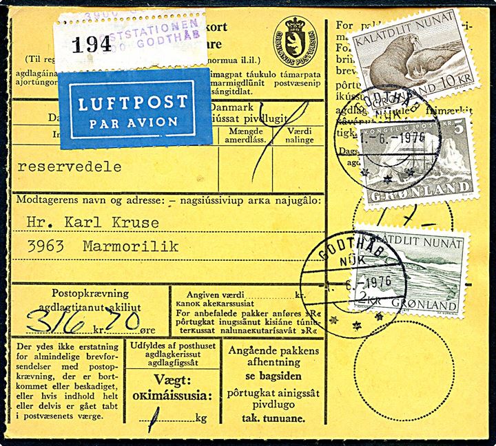 2 kr. Narhval, 5 kr. Ishavsskib og 10 kr. Hvalrosser på Postopkrævnings-adressekort for luftpostpakke fra Godthåb d. 1.6.1976 til Marmorilik.