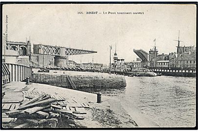 Frankrig, Brest, havneparti med orlogsskib i baggrunden. No. 366.