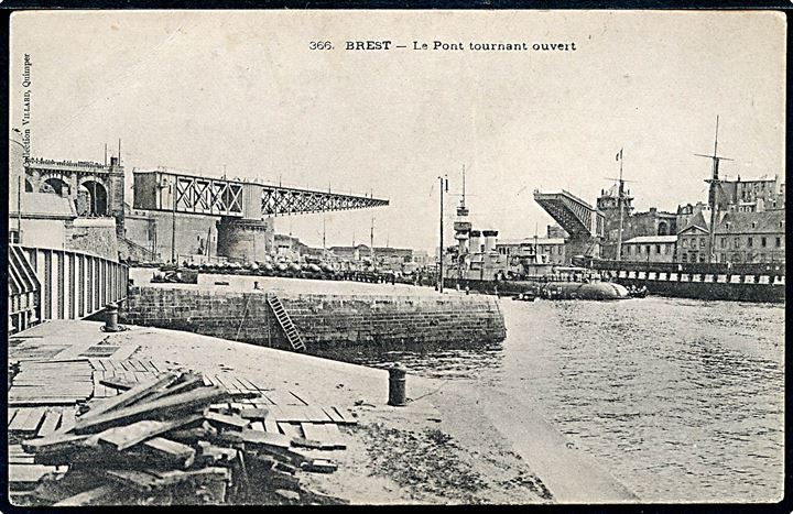 Frankrig, Brest, havneparti med orlogsskib i baggrunden. No. 366.