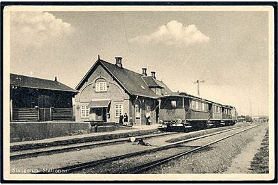 Slangerup, jernbanestation med holdende tog. R. Olsen no. 534.