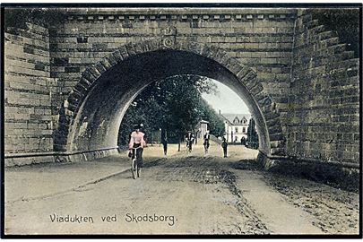 Skodsborg, viadukten med cyklister. Stenders no. 8671.