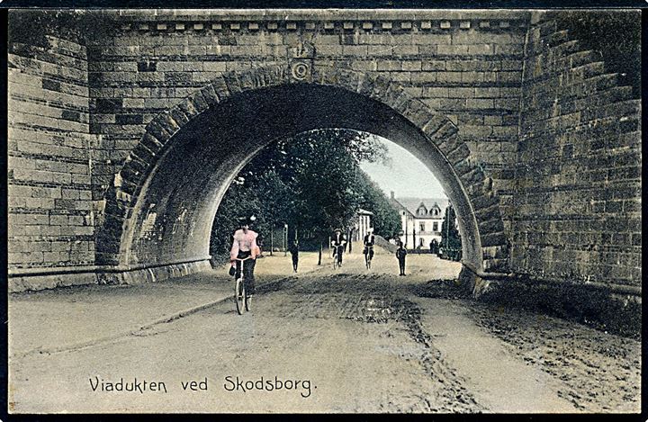 Skodsborg, viadukten med cyklister. Stenders no. 8671.