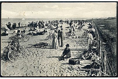 Charlottenlund strand med badegæster. A. Vincent no. 336