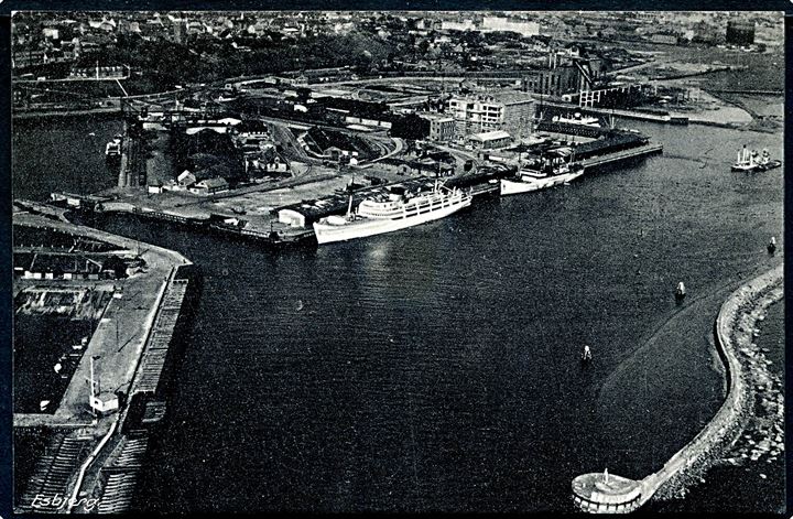 Esbjerg, Luftfoto af havnen med DFDS englandsbåde. R. Olsen no. 8659.