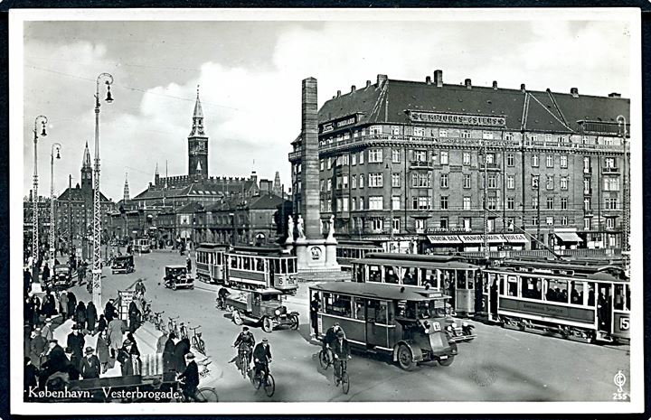 Købh., Vesterbrogade med sporvogne linie 16 vogn 424, linie 15 vogn 31 og Renault omnibus linie 11. J. Chr. Olsen no. 255.