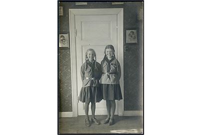 To piger i uniformer fra D.U.I. (= De Unges Idræt). Fotokort u/no.
