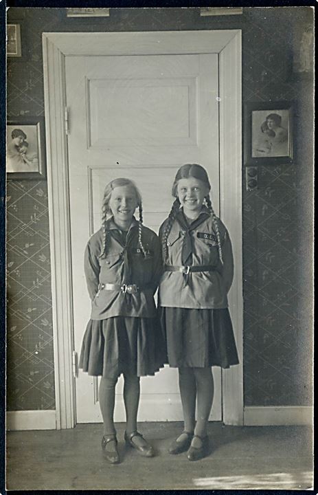 To piger i uniformer fra D.U.I. (= De Unges Idræt). Fotokort u/no.
