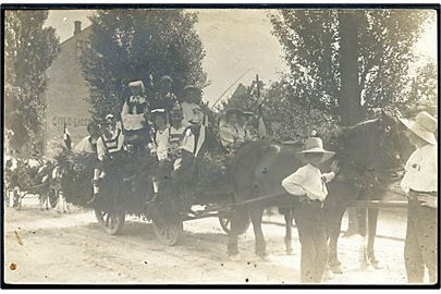 Udsmykket vogn ved Børnehjælpsdag (?). Fotokort benyttet 1908. U/no.