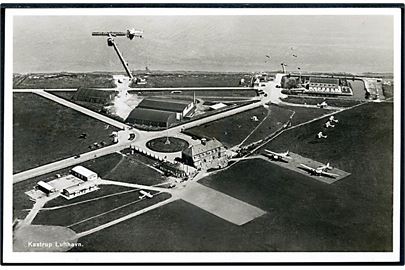 Kastrup lufthavn, luftfoto med flere flyvemaskiner på jorden. DDL reklamekort. A. Vincent no. 24937237.