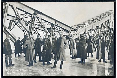Tyske, rumænske og russiske soldater mødes ved våbenstilstandslinien ved Yassyolda floden d. 9.12.1917.  