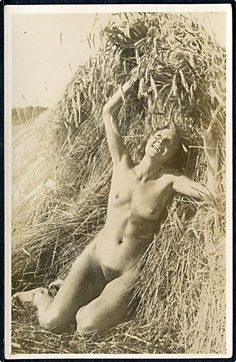 Erotik/Nudes. Kvinde i høstak. Fotokort u/no. 