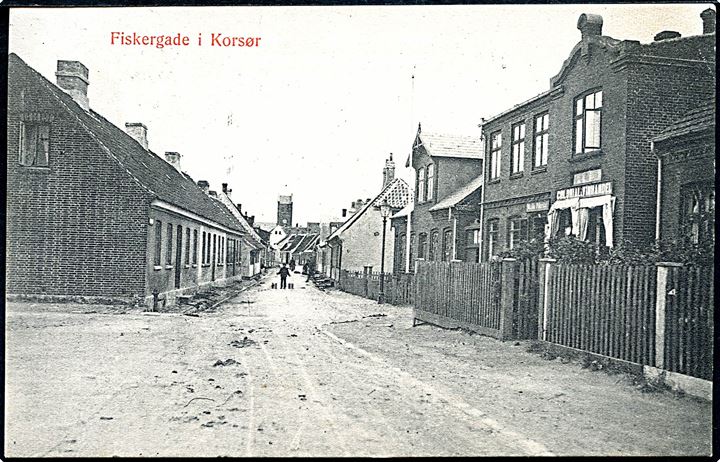 Korsør, Fiskergade med colonial & Vinhandel. L. Christensen no. 564.