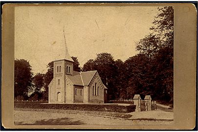 Vedbæk kapel. Fotografi monteret på karton dateret d. 3.6.1880.
