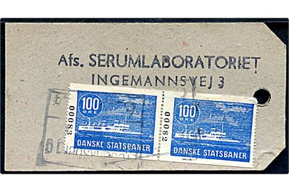 Danske Statsbaner 100 øre Færge fragtmærke (par) på manila-mærke for forsendelse fra Serumlaboratoriet på Frederiksberg til Mørkøv St.