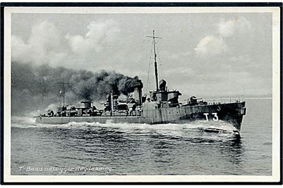 Torpedobåd Laksen (T3) udlægger røgdækning. V. Thaning & Appel Marinepostkort serie T no. 147.