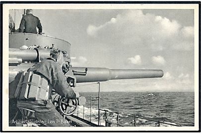 Artilleriskydning fra Torpedobåd. V. Thaning & Appel Marinepostkort serie T no. 137.