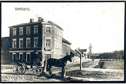 Letland, Ventspils, gadeparti med hestevogn. Fotokort u/no.