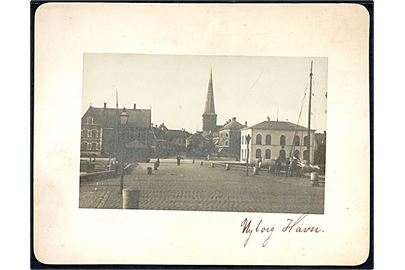 Nyborg, parti ved havnen med kirke i baggrunden. Foto monteret på karton. På bagsiden hilsen dateret d. 3.4.1897.