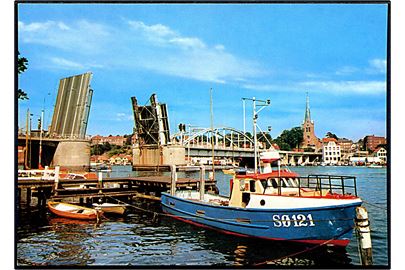 Sønderborg havn med fiskefartøjet SØ121. H. Ingwersen no. 33.