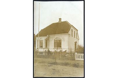 Ejendommen Villa Domo. Fotokort anvendt i Hjørring 1913.