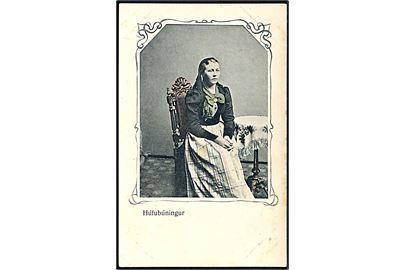 Islandsk kvinde, Húfubúningur. Finsen & Johnson no. 5971.