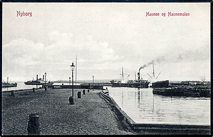 Nyborg, havnemole med dampskib og færge i baggrunden. Warburg no. 1055.