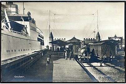 Gedser, færgehallen med jernbanefærge og holdende damptog. S. V. Henriksen no. 105.