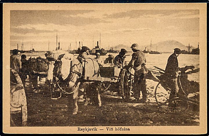 Reykjavik ved havnen med skibe i baggrunden. S. Eymundsson no. 55.