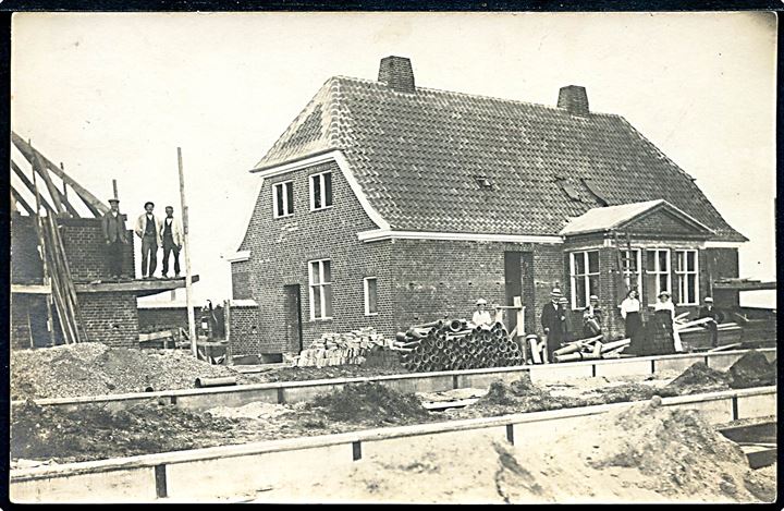Toftelund station på Bramming-Grindsted banen under bygning. Fotokort u/no. Frankeret med 5 øre Chr. X annulleret brotype IIIb Toftelund d. 6.1.1918