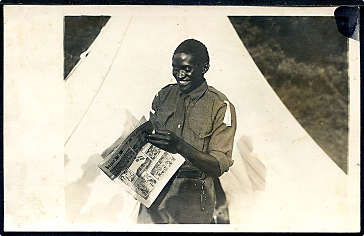 2. Verdens Jamboree Ermelunden 1924. Udenlandsk spejder læser særlig lejravis B. T. Scout Edition. Fotokort u/no.