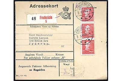 20 øre Chr. X i lodret 3-stribe på adressekort for pakke fra Fredericia d. 3.8.1944 til Bro Mølle kro pr. Jyderup.