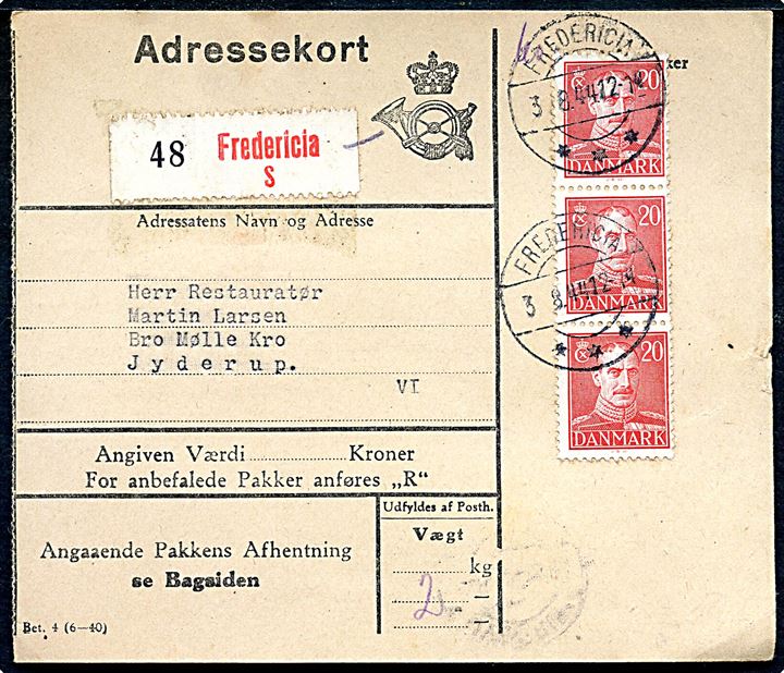 20 øre Chr. X i lodret 3-stribe på adressekort for pakke fra Fredericia d. 3.8.1944 til Bro Mølle kro pr. Jyderup.
