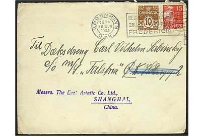 10 øre Bølgelinie og 15 øre Karavel på brev fra København d. 28.6.1933 til sømand ombord på ØK-skibet Falstria via rederi i København til Shanghai, Kina.