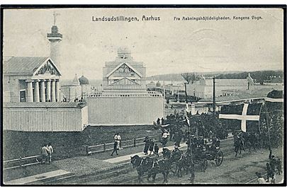 Aarhus, Landsudstillingen 1909 med kongens vogn under åbningshøjtideligheden. Hempelske Boghandel fotograf Monsrud u/no. Har været opklæbet.