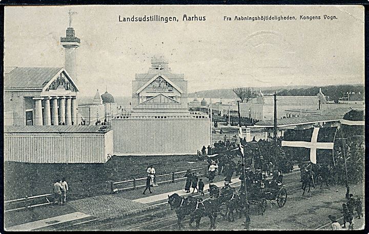 Aarhus, Landsudstillingen 1909 med kongens vogn under åbningshøjtideligheden. Hempelske Boghandel fotograf Monsrud u/no. Har været opklæbet.