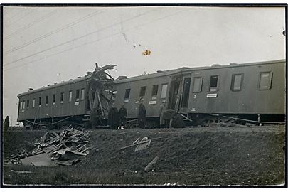 Jernbaneulykke i Estland, beskadigede togvogne - bl.a. med skilt Tallinn - Ibroska. Fotokort u/no.