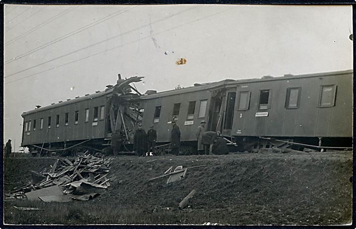 Jernbaneulykke i Estland, beskadigede togvogne - bl.a. med skilt Tallinn - Ibroska. Fotokort u/no.