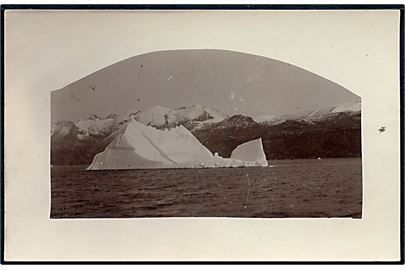 Isbjerg i grønlandsk fjord. Fotokort u/no.
