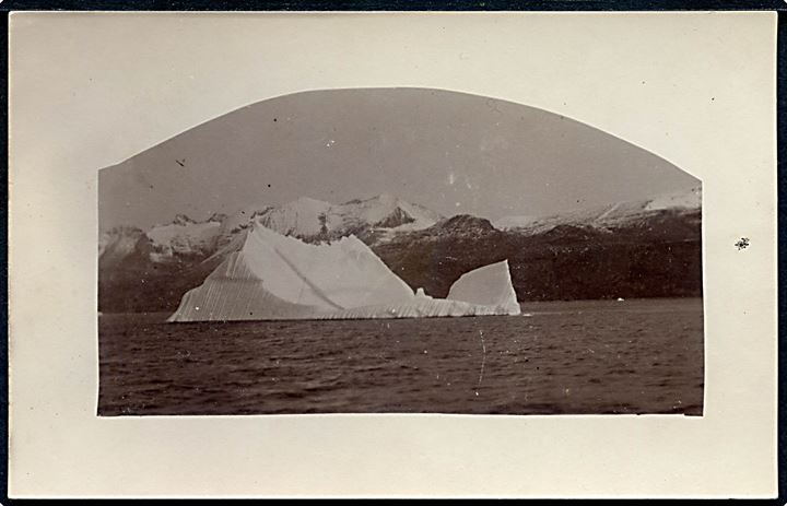 Isbjerg i grønlandsk fjord. Fotokort u/no.