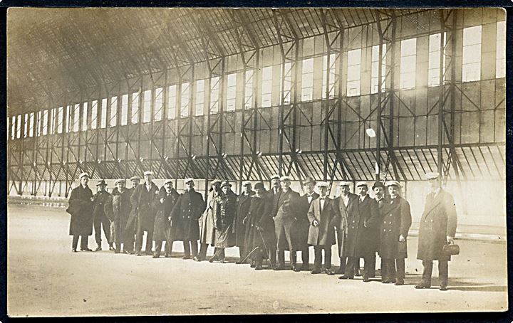 Tønder, studenter på besøg i Zeppelin hallen. Fotokort u/no.