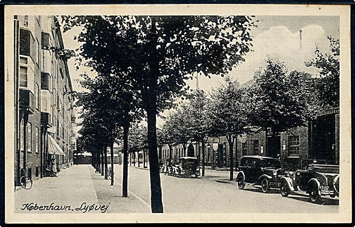 Købh., Lyøgade med automobiler. Fasanvejens Bog- og Papirhandel. U/no.
